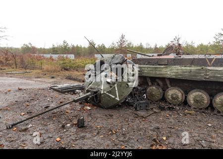 Bucha, Ukraine. 02. April 2022. Die zerbrochenen Panzer und die Kampffahrzeuge der russischen Eindringlinge, die in der Nähe des Dorfes Dmitriewka gesehen wurden. Kredit: SOPA Images Limited/Alamy Live Nachrichten Stockfoto