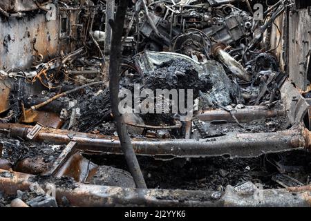 Bucha, Ukraine. 03. April 2022. Die zerbrochenen Panzer und die Kampffahrzeuge der russischen Eindringlinge, die in der Nähe des Dorfes Dmitriewka gesehen wurden. Kredit: SOPA Images Limited/Alamy Live Nachrichten Stockfoto