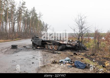 Bucha, Ukraine. 02. April 2022. Die zerbrochenen Panzer und die Kampffahrzeuge der russischen Eindringlinge, die in der Nähe des Dorfes Dmitriewka gesehen wurden. Kredit: SOPA Images Limited/Alamy Live Nachrichten Stockfoto