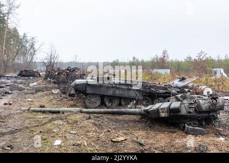 Bucha, Ukraine. 02. April 2022. Die zerbrochenen Panzer und die Kampffahrzeuge der russischen Eindringlinge, die in der Nähe des Dorfes Dmitriewka gesehen wurden. Kredit: SOPA Images Limited/Alamy Live Nachrichten Stockfoto