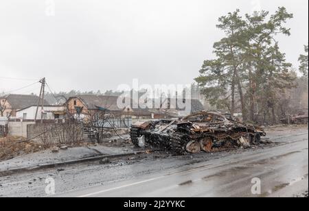 Bucha, Ukraine. 03. April 2022. Die zerbrochenen Panzer und die Kampffahrzeuge der russischen Eindringlinge, die in der Nähe des Dorfes Dmitriewka gesehen wurden. Kredit: SOPA Images Limited/Alamy Live Nachrichten Stockfoto