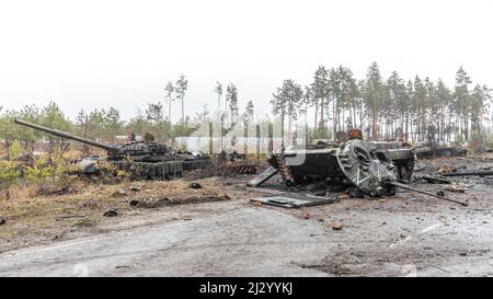 Bucha, Ukraine. 02. April 2022. Die zerbrochenen Panzer und die Kampffahrzeuge der russischen Eindringlinge, die in der Nähe des Dorfes Dmitriewka gesehen wurden. Kredit: SOPA Images Limited/Alamy Live Nachrichten Stockfoto