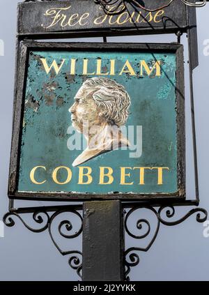 Traditionelles hängendes Pub-Schild am William Cobbett Public House, Bridge Square, Farnham, Surrey, England, VEREINIGTES KÖNIGREICH Stockfoto
