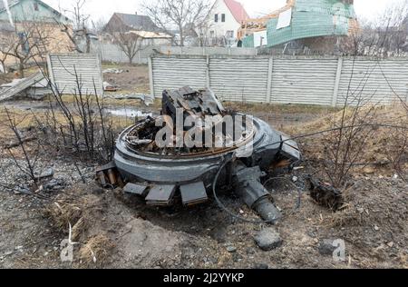 Bucha, Ukraine. 03. April 2022. Die zerbrochenen Panzer und die Kampffahrzeuge der russischen Eindringlinge, die in der Nähe des Dorfes Dmitriewka gesehen wurden. Kredit: SOPA Images Limited/Alamy Live Nachrichten Stockfoto