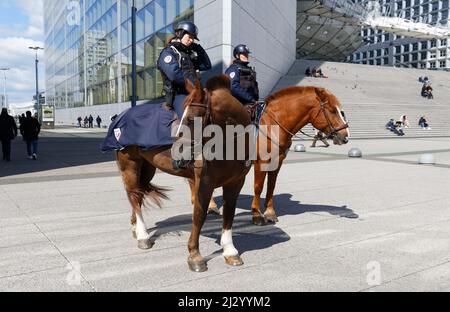 Zwei berittene Polizisten auf Pferden patrouillieren durch den Gang des seine-Flusses in der Innenstadt von Paris Stockfoto