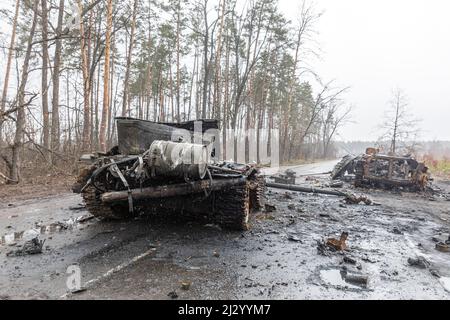 Bucha, Ukraine. 03. April 2022. Die zerbrochenen Panzer und die Kampffahrzeuge der russischen Eindringlinge, die in der Nähe des Dorfes Dmitriewka gesehen wurden. Kredit: SOPA Images Limited/Alamy Live Nachrichten Stockfoto