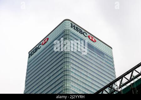 London. UK-03.30.2022. Außenansicht des HSBC Tower in Canary Wharf. Der britische Hauptsitz einer alten britischen Bank, in der der größte Teil ihrer Geschäftstätigkeit besteht Stockfoto