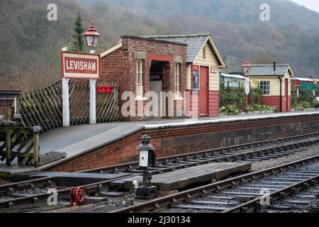 Santa Special Train, Moorlander, Dampfzug auf dem Weg von Pickering nach Grosmont über die Levisham Station in North York Moors UK Stockfoto