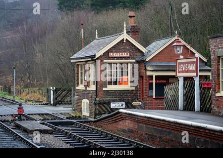Santa Special Train, Moorlander, Dampfzug auf dem Weg von Pickering nach Grosmont über die Levisham Station in North York Moors UK Stockfoto
