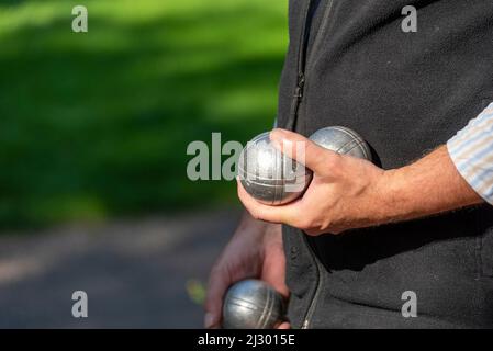 Men&#39;s Hände halten Petanque-Kugeln, Boule-Pitch im Stadtpark am Hansering, Halle an der Saale, Sachsen-Anhalt, Deutschland Stockfoto