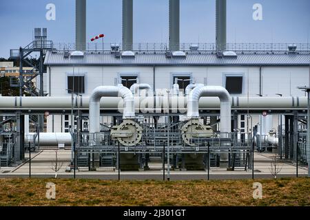 Lubmin, Mecklenburg-Vorpommern - 3. April 2022: Gasleitungen, Anschlüsse, Ausrüstung und Druckminderer am Standort NordStre von Gazprom Stockfoto