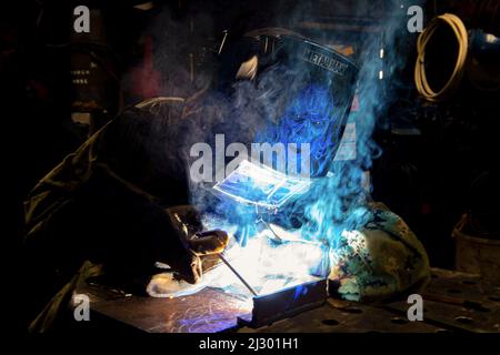 Pazifischer Ozean. 30. März 2022. Hull Maintenance Technician Fireman Sol Sandoval, gebürtiger Hanford, Kalifornien, schweißt Metall an Bord des Flugzeugträgers USS Carl Vinson (CVN 70) der Nimitz-Klasse, März 30. Vinson führt derzeit routinemäßige Seeoperationen im Pazifischen Ozean durch. Quelle: U.S. Navy/ZUMA Press Wire Service/ZUMAPRESS.com/Alamy Live News Stockfoto