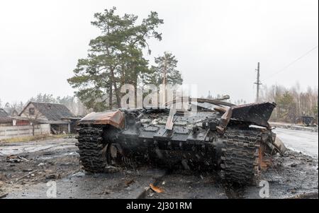 Bucha, Ukraine. 03. April 2022. Die zerbrochenen Panzer und die Kampffahrzeuge der russischen Eindringlinge, die in der Nähe des Dorfes Dmitriewka gesehen wurden. (Foto von Mykhaylo Palinchak/SOPA Images/Sipa USA) Quelle: SIPA USA/Alamy Live News Stockfoto