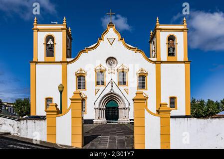 Die Kirche Igreja Matriz de Santa Cruz ist ein schönes Beispiel für eine ländliche Kultstätte auf den Azoren Stockfoto