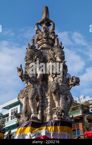 Bali, Indonesien.   Kanda Pat Sari Statue, Wächter der vier Himmelsrichtungen, in einen Kreisverkehr.  Klungkung, Semarapura. Stockfoto