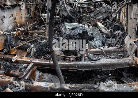 Bucha, Ukraine. 03. April 2022. Die zerbrochenen Panzer und die Kampffahrzeuge der russischen Eindringlinge, die in der Nähe des Dorfes Dmitriewka gesehen wurden. (Foto von Mykhaylo Palinchak/SOPA Images/Sipa USA) Quelle: SIPA USA/Alamy Live News Stockfoto