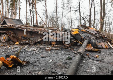 Bucha, Ukraine. 02. April 2022. Die zerbrochenen Panzer und die Kampffahrzeuge der russischen Eindringlinge, die in der Nähe des Dorfes Dmitriewka gesehen wurden. (Foto von Mykhaylo Palinchak/SOPA Images/Sipa USA) Quelle: SIPA USA/Alamy Live News Stockfoto