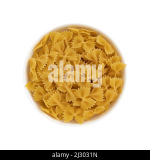 Pasta-Farfalle in Keramikschale isoliert auf weißem Hintergrund, rohe Pasta in Form von Bogen, Draufsicht Stockfoto