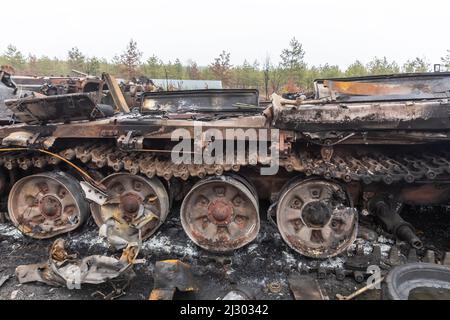 Bucha, Ukraine. 02. April 2022. Die zerbrochenen Panzer und die Kampffahrzeuge der russischen Eindringlinge, die in der Nähe des Dorfes Dmitriewka gesehen wurden. (Foto von Mykhaylo Palinchak/SOPA Images/Sipa USA) Quelle: SIPA USA/Alamy Live News Stockfoto