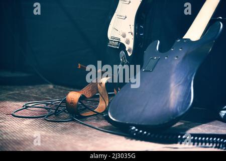 Warten auf Wiedergabe. Musikinstrumente auf einer leeren Bühne vor einer Show. Stockfoto