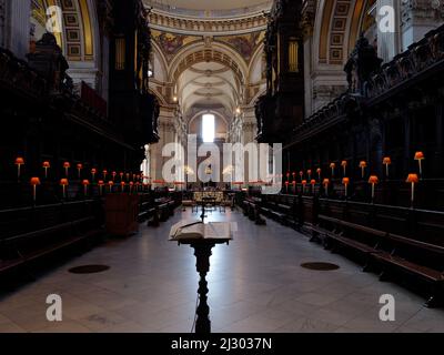 London, Greater London, England, 12 2022. März: Rednerpult und Chorgestühl in der St. Pauls Cathedral. Stockfoto