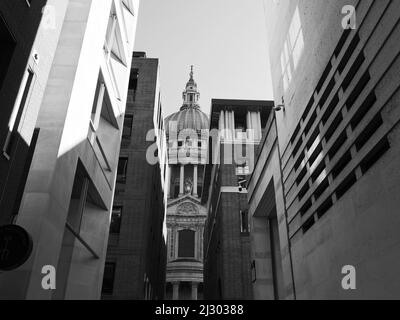 London, Greater London, England, 12 2022. März: St Pauls Cathedral Dome aus Seitenstraßen. Monochrom. Stockfoto