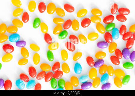 Bunte Jelly Beans auf weißem Hintergrund. Stockfoto