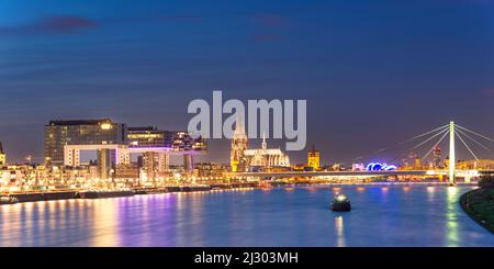 Panorama von der Südbrücke, Rheinauhafen mit Kranhäusern, Dom und Severinsbrücke, Köln, Nordrhein-Westfalen, Deutschland, Europa Stockfoto