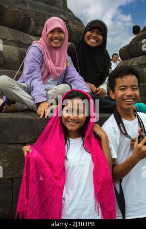 Borobudur, Java, Indonesien.  Junge Indonesier in den Tempel. Stockfoto