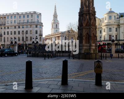 London, Greater London, England, März 19 2022: Taxistand vor der Charing Cross Station mit St. Martin in der Fields Kirche im Hintergrund. Stockfoto