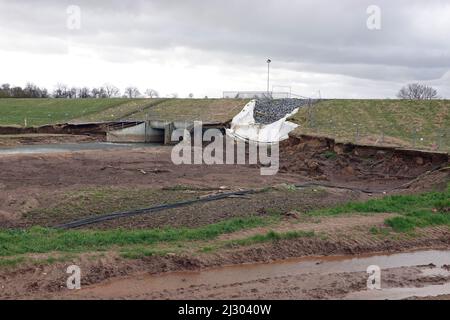 Massive Schäden am Hochwasser-Schutzdamm Horchheim, ein halbes Jahr nach der Flutkatastrohe im Juli 2021 noch nicht behoben, Nordrhein-Westfalen, DEU Stockfoto