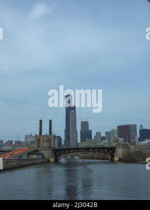 Skyline von Chicago vom Ufer des Chicago River unter leicht bewölktem Himmel Stockfoto