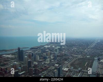 Blick aus der Vogelperspektive auf die Stadtlandschaft von Chicago mit dem Hafen am Michigan Lake Stockfoto