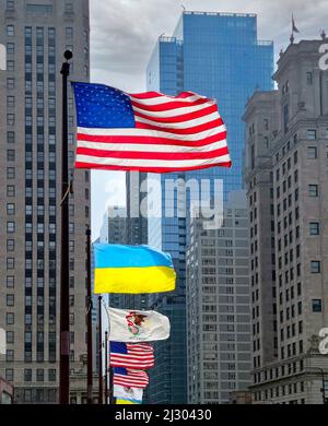 Amerikanische Flaggen, Illinois State Flag und Ukraine Flaggen in Chicago City Stockfoto