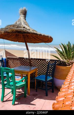 Eine Terrasse mit Blick auf den Strand von Sidi Kouki in Marokko Stockfoto