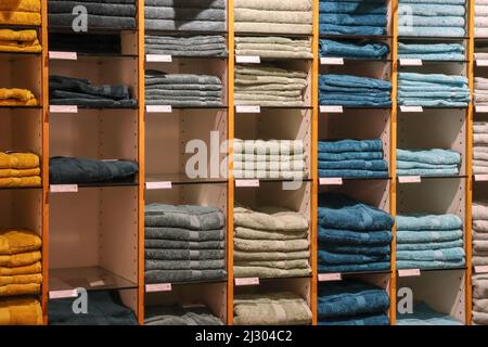 Wand mit bunten Handtüchern in einem Kaufhaus Stockfoto