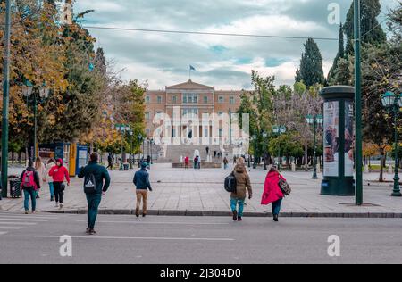 Athen, Griechenland - Februar 13 2022: Blick auf den Syntagma-Platz, mit dem griechischen Parlament (auch bekannt als Alter Königspalast) im Hintergrund. Stockfoto