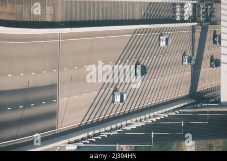 Eine vertikale Aufnahme einer weltlichen belebten Straße in Hongkong, China Stockfoto