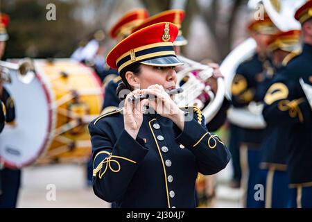 Arlington, Virginia, USA. 25. März 2022. Mitglieder der U.S. Army Band, „Pershing's Own“, unterstützen eine Ehrenzeremonie der Armee beim Grabmal des unbekannten Soldaten auf dem Arlington National Cemetery, Arlington, Virginia, 25. März 2022. Der Kranz wurde von Medal of Honor Recipients U.S. Army 1. LT. Brian Thacker und U.S. Marine Corps Col. (Ret.) Barney Barnum zu Ehren des Medal of Honor Day. Kredit: U.S. Army/ZUMA Press Wire Service/ZUMAPRESS.com/Alamy Live Nachrichten Stockfoto