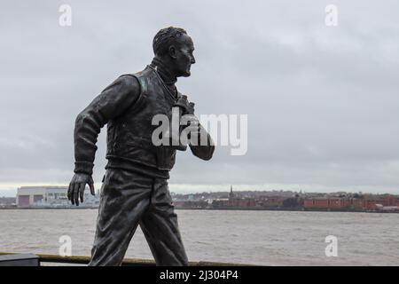 Tom Murphy Statue am Pier Head, Liverpool Stockfoto