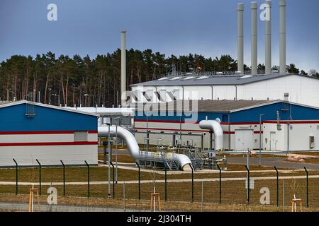 Lubmin, Mecklenburg-Vorpommern - 3. April 2022: Gasleitungen, Anschlüsse, Ausrüstung und Druckminderer am Standort NordStre von Gazprom Stockfoto