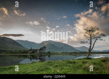 Blick über Loch Awe auf die Ruinen von Kilchurn Castle, Schottland, Großbritannien Stockfoto