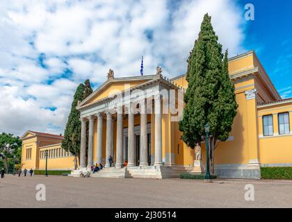 Athen, Griechenland - März 6 2022: Die Fassade von Zappeio, einem palastartigen Gebäude neben den Nationalgärten von Athen im Herzen der Stadt. Stockfoto