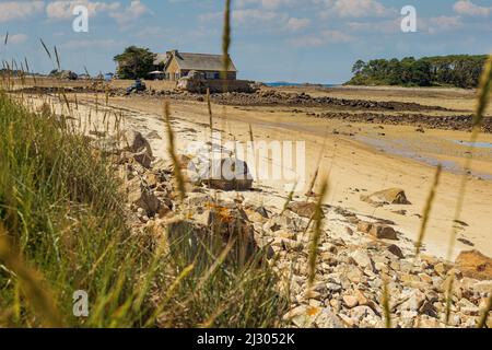 Sandstrand mit Ferienhaus bei Ebbe an der Rosa Granite Küste in der Bretagne, Frankreich, Westeuropa Stockfoto