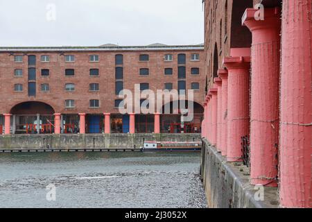 Blick auf die Tate, Albert Dock mit Narrowboat Stockfoto