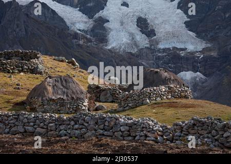 Häuser in Steinkorral, Cordillera Huayhuash, Peru Stockfoto