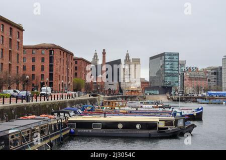 Blick auf Mann Island vom Albert Dock, mit Blick auf schmale Boote und Lastkähne Stockfoto