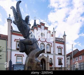 Geisa, Rathaus, Skulptur Geis Stockfoto