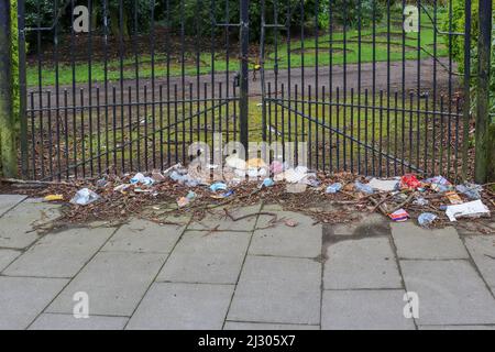 Gemischter Müll vor den Toren eines Parks Stockfoto