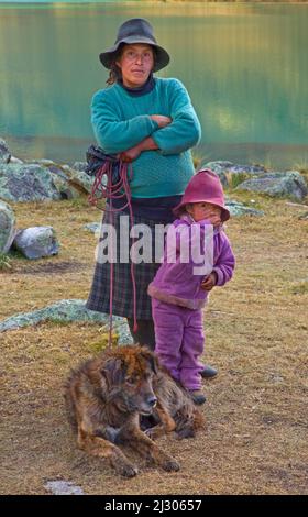 Peruanische Mutter und Kind mit Hund am Kletterseil, Huayhuash Trek, Cordillera Huayhuash, Peru Stockfoto